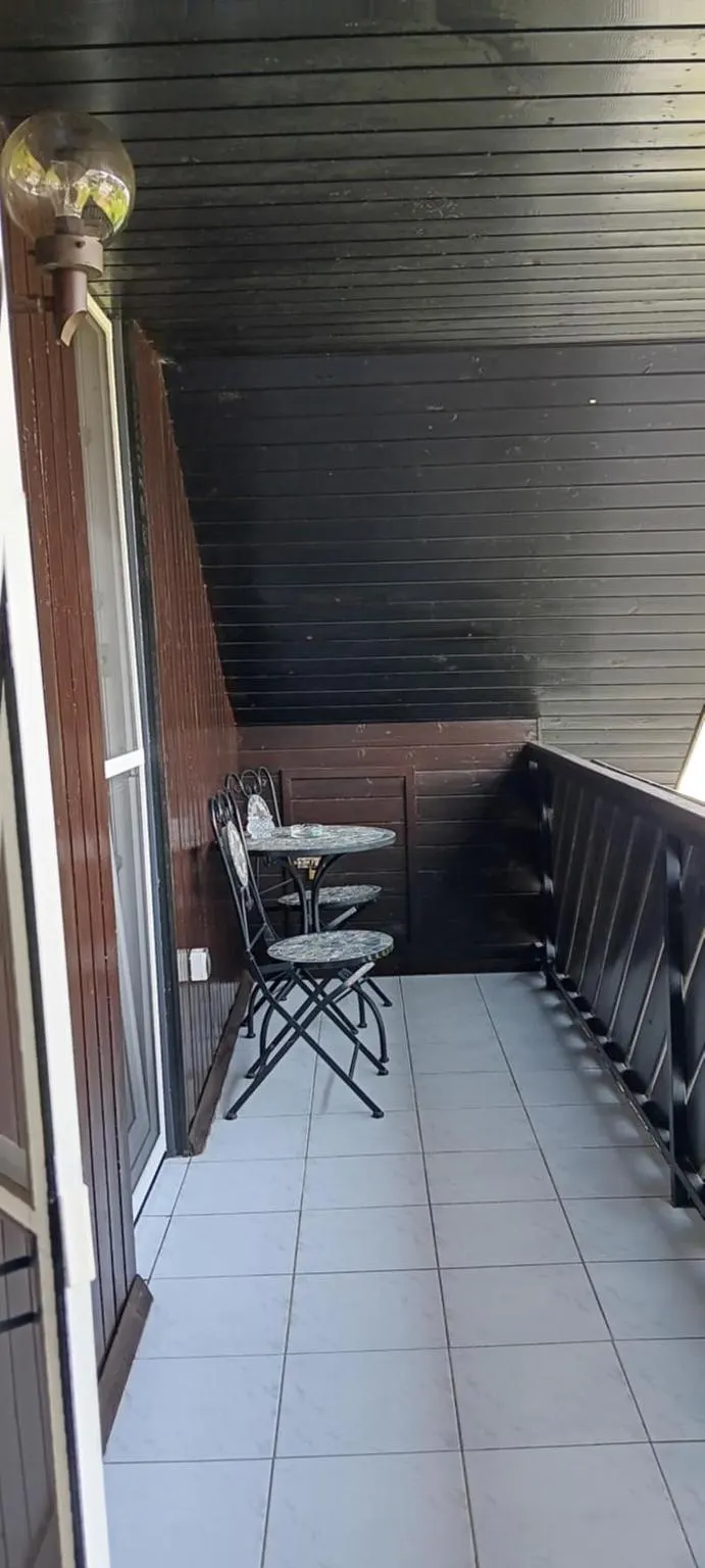 Balkon z mizico in stoloma