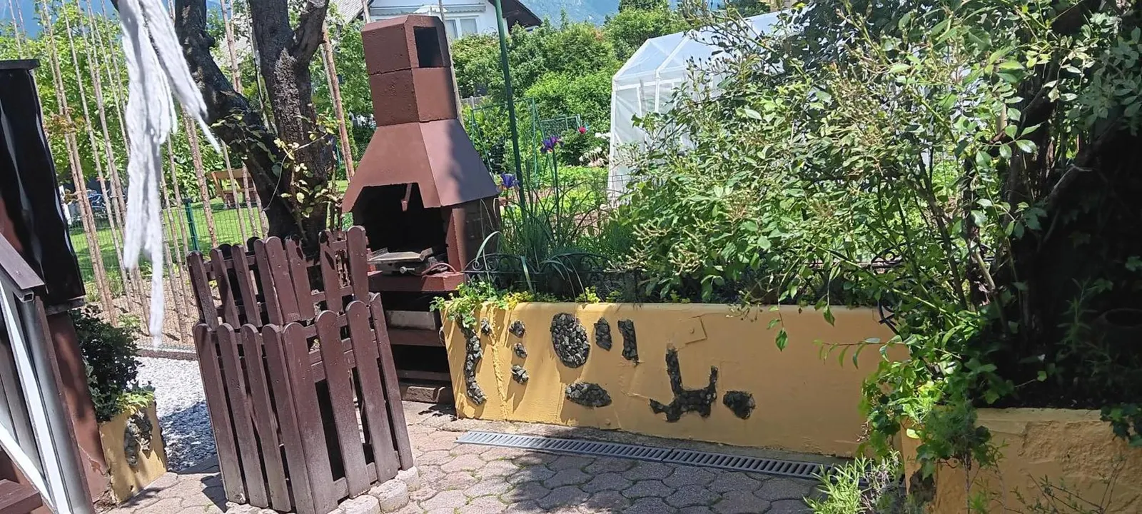 Zidan žar na vrtu